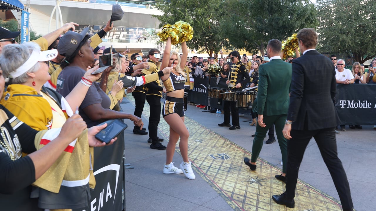 Golden Knights deliver Vegas show in raising Stanley Cup banner - ESPN