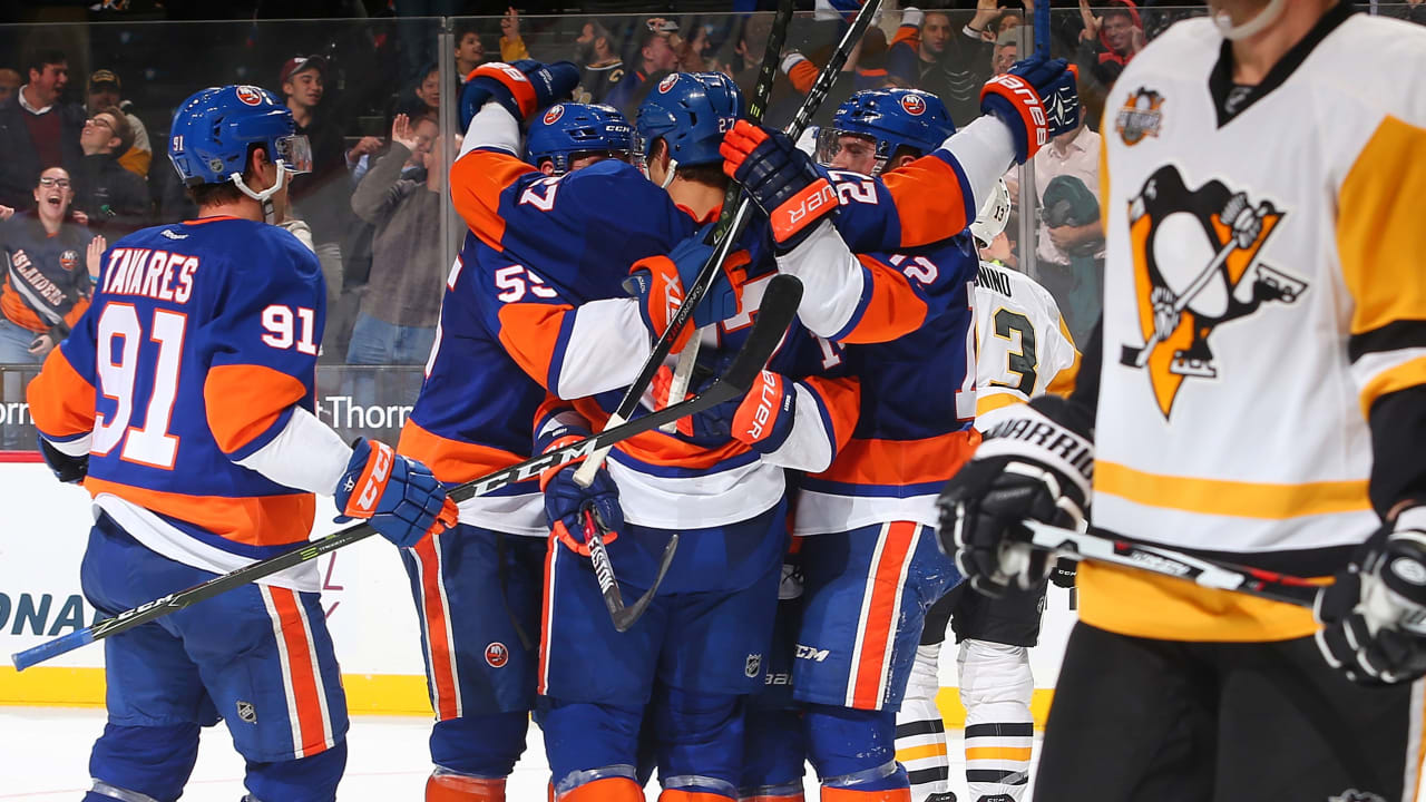 Islanders score late after blowing lead to Penguins