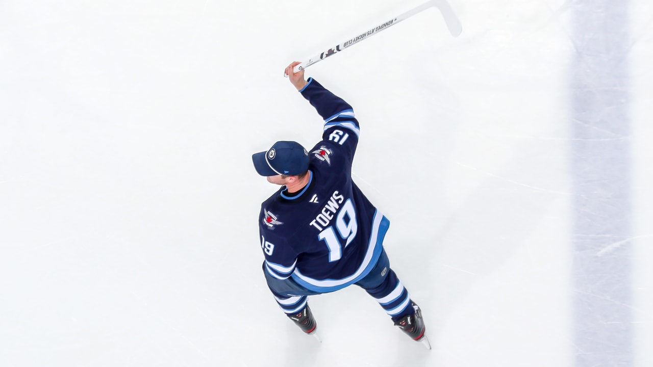 Jonathan Toews announces retirement