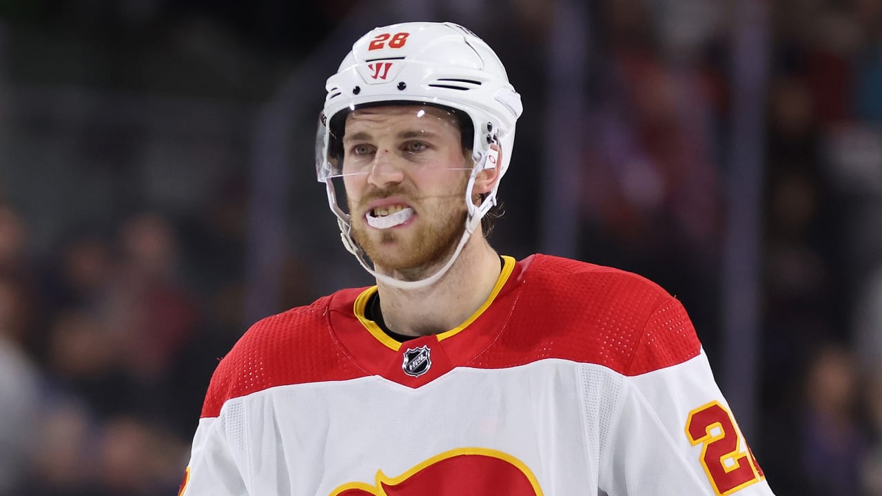 Lindholm fue traspasado a los Canucks por los Flames por Kuzmenko