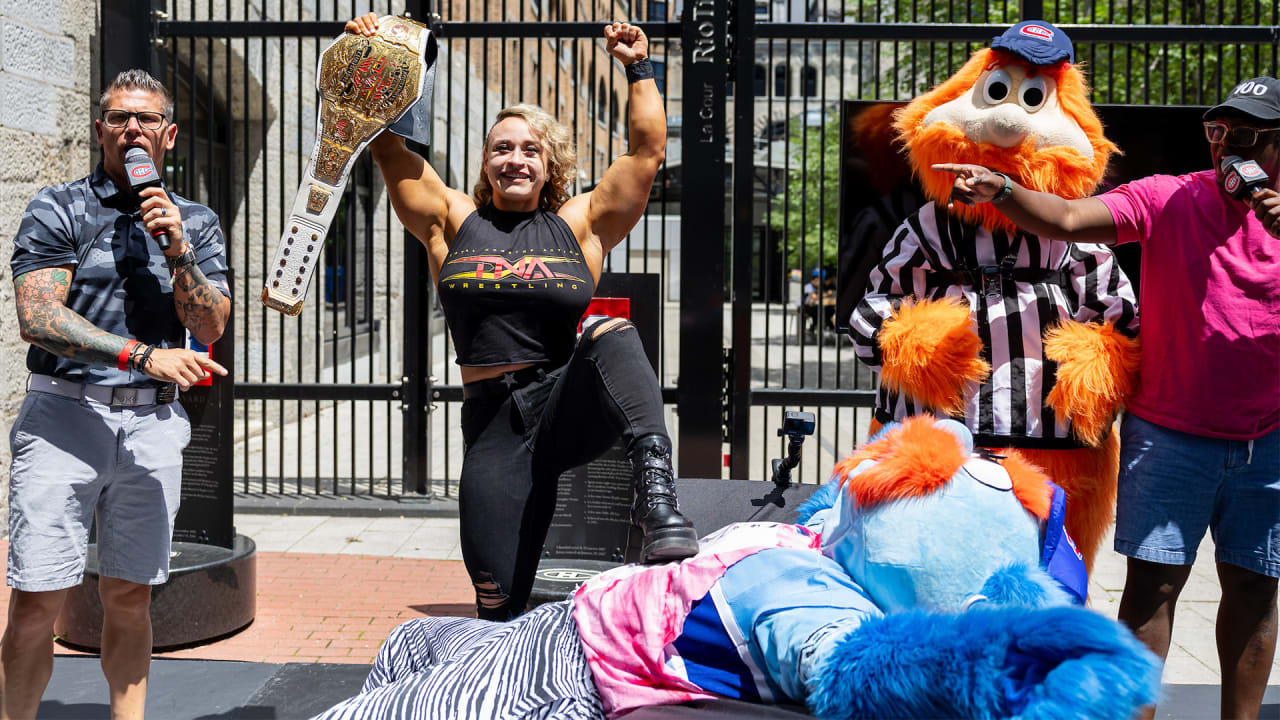 METALL! loses her arm wrestling duel against Jordynne Grace