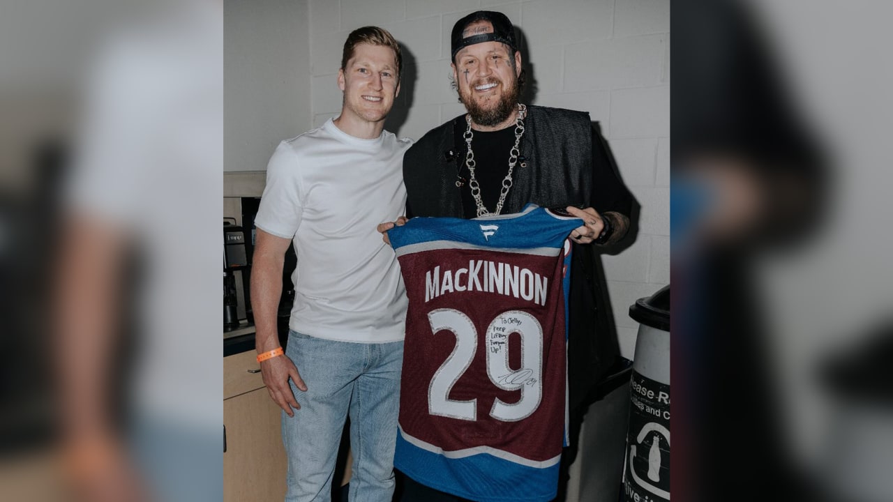 MacKinnon meets with Jelly Roll after concert in Denver | NHL.com