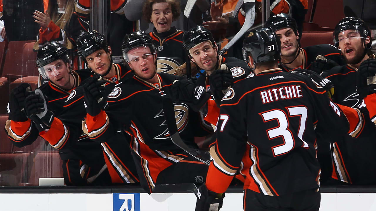 Ducks score 3 in 3rd, beat Blues 4-1 for 4th straight win