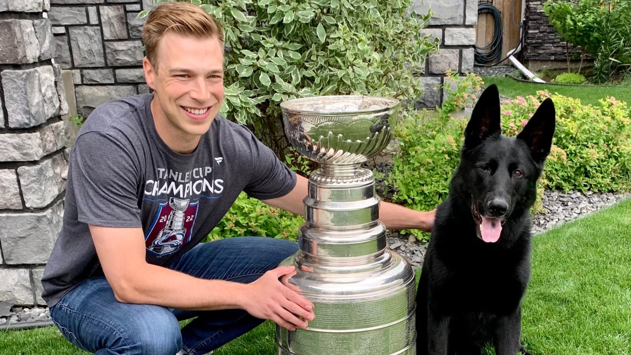 Kuemper spends final day in Avalanche gear with Stanley Cup
