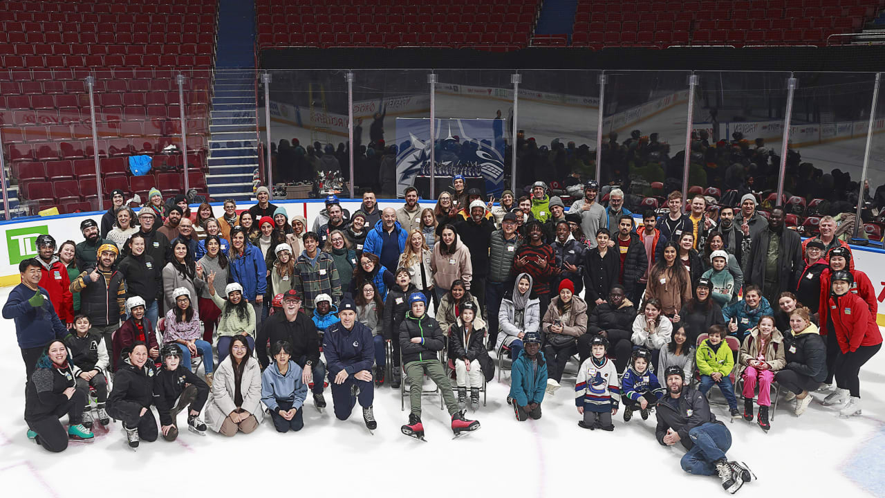 温哥华加人队为新移民提供热情的加拿大欢迎：罗杰斯竞技场滑冰