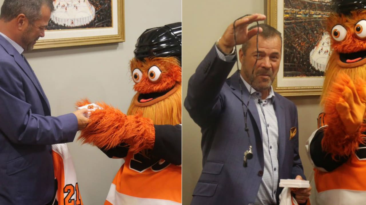 Gritty meets Flyers coach Vigneault, proposes with sparkling whistle