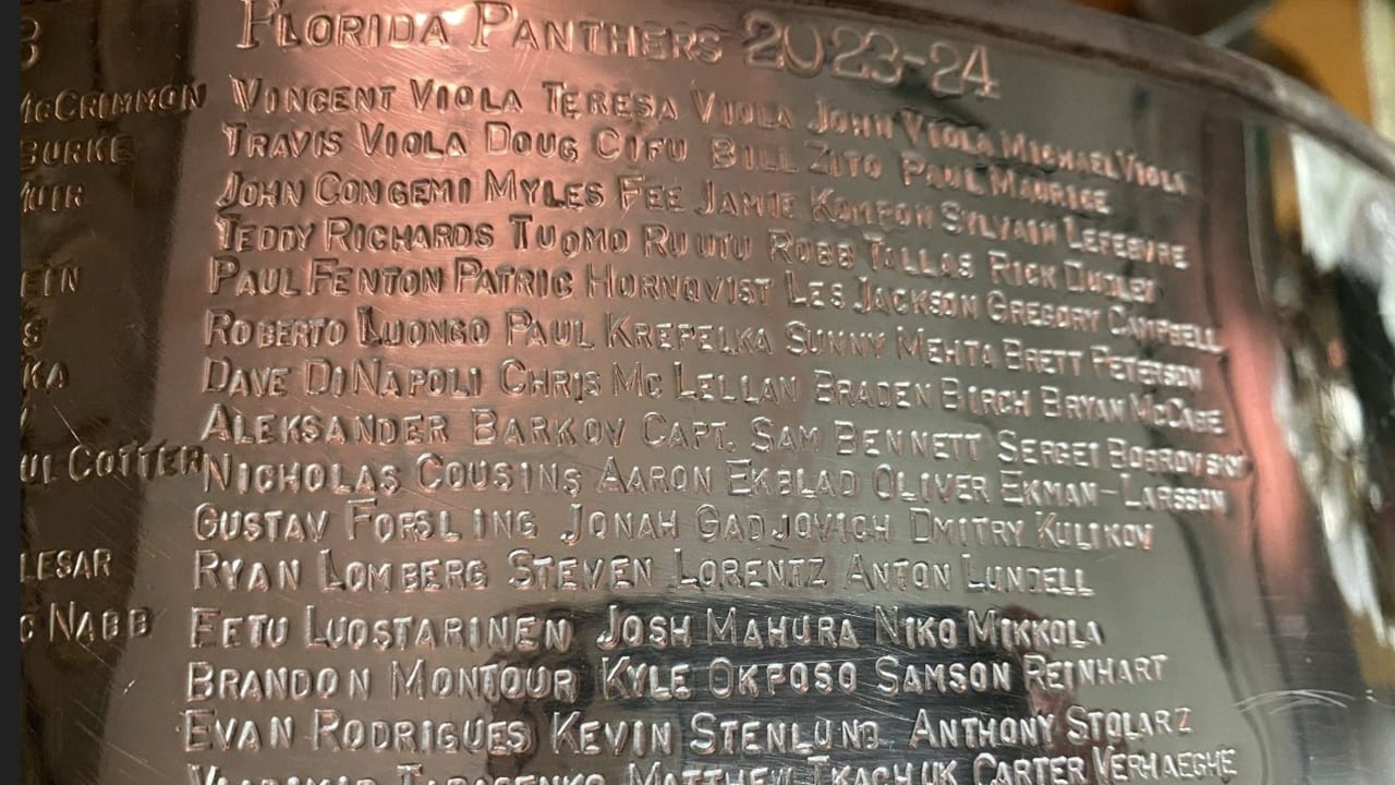 De namen van de Panthers zijn gegraveerd op de Stanley Cup