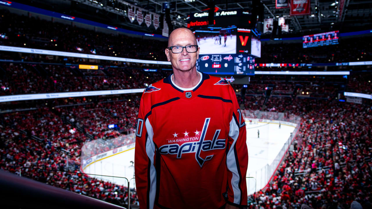 Van Pelt wears custom Capitals jersey to Game 1 | NHL.com