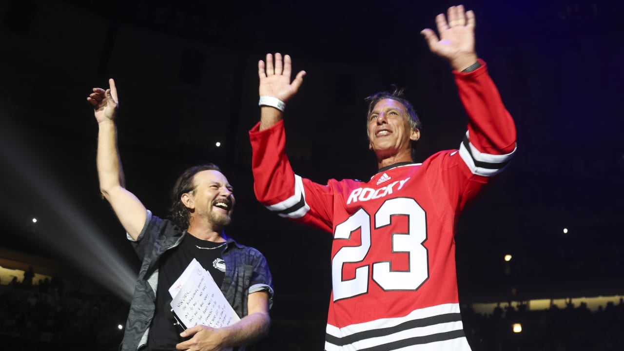 Chelios’ nummer 7 zal op 25 februari door de Blackhawks worden uitgeschakeld, nadat hij Pearl Jam van streek had gemaakt