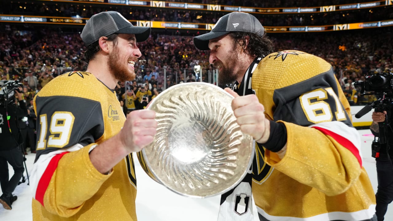 Übergabe des Stanley Cups der Golden Knights von Stone an Smith NHL