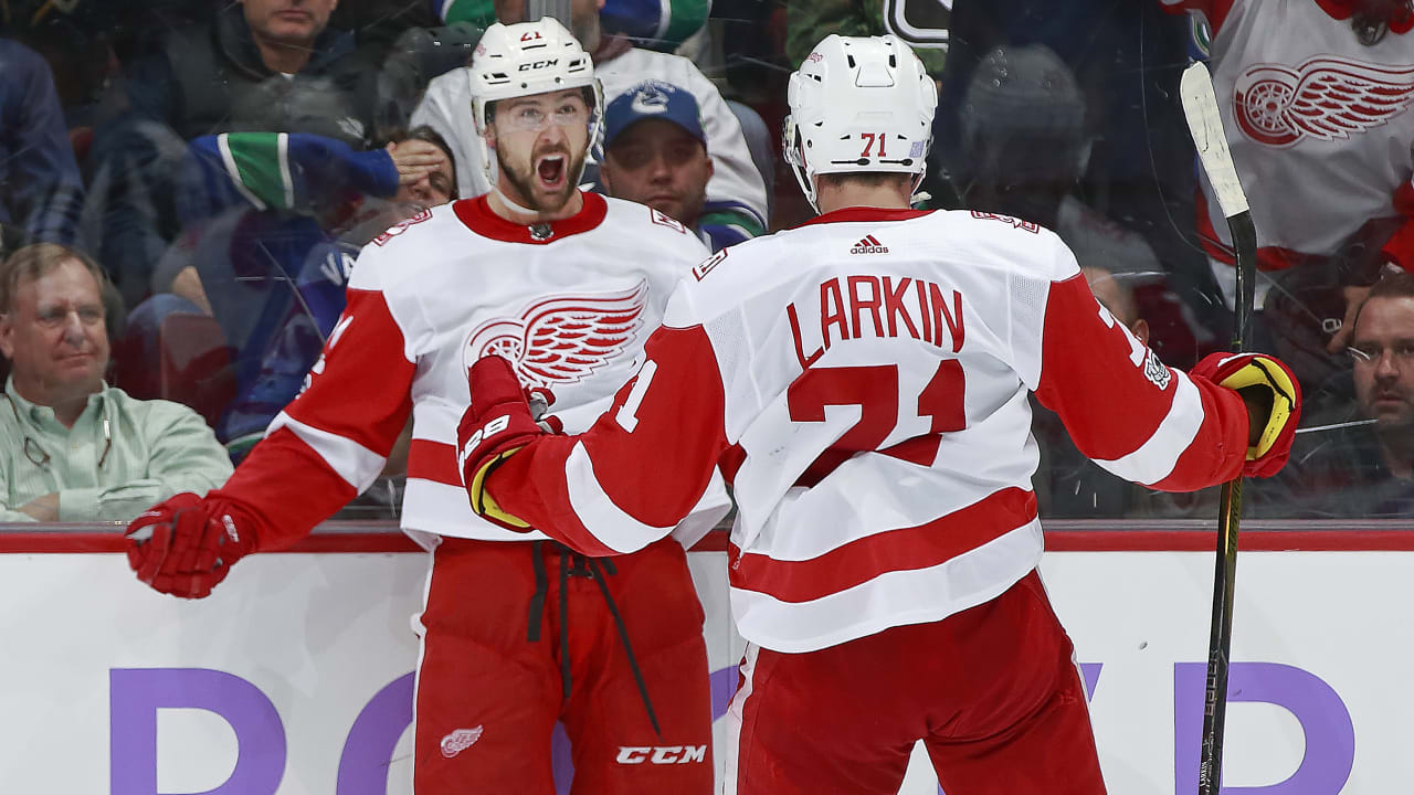Tatar scores late to lift Red Wings over Canucks