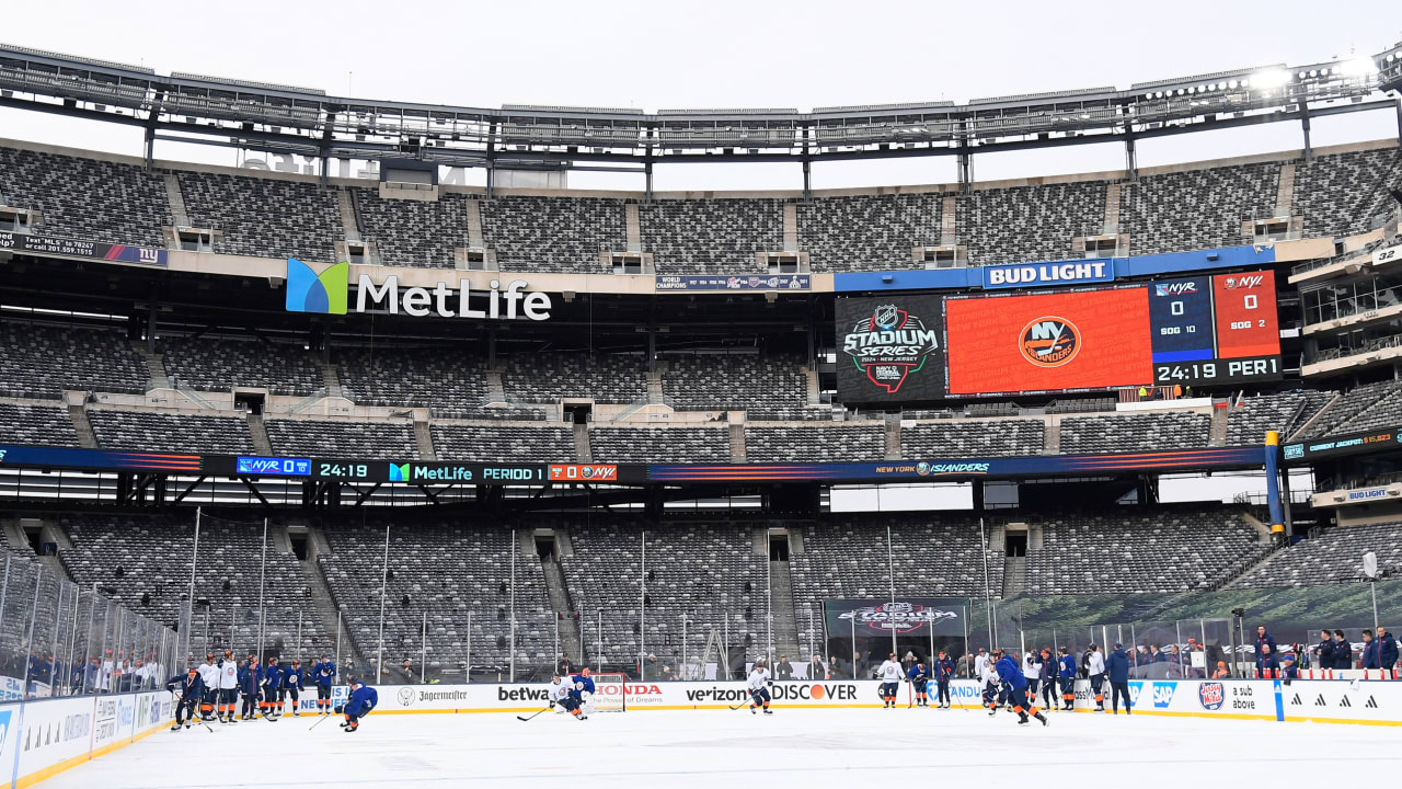 New York Rangers vs New York Islanders: Outdoor Duel at MetLife Stadium