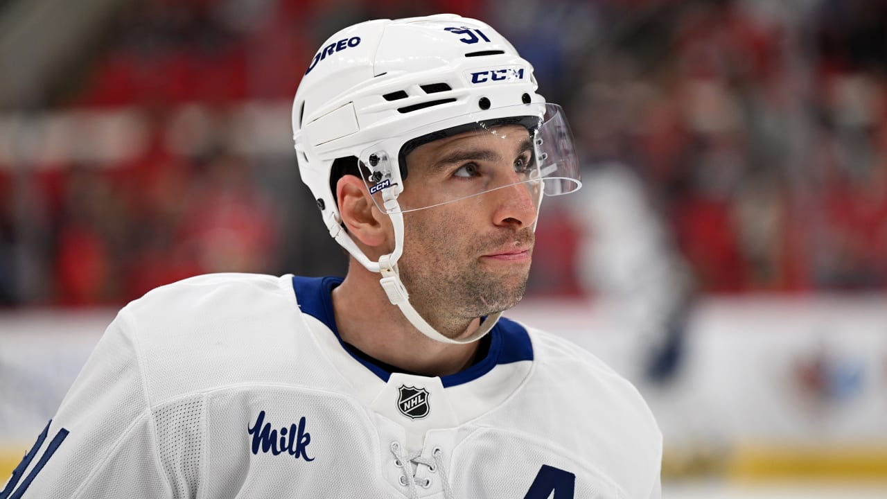Tavares signs 4-year contract to remain with Maple Leafs