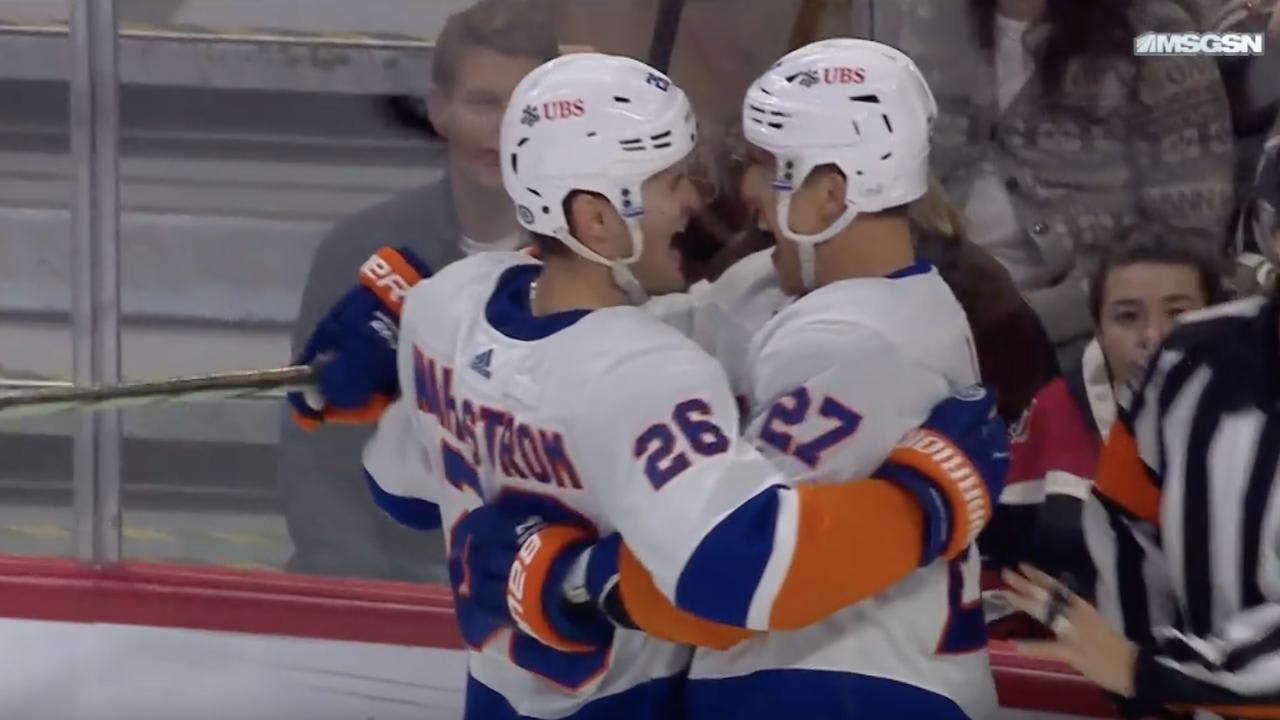 Islanders score 2 in 6 seconds