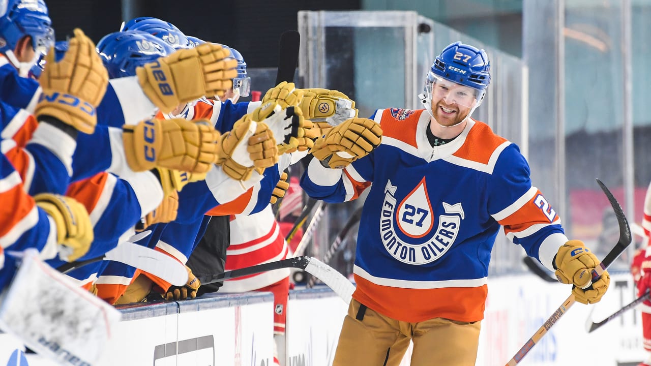 Oilers defeat Flames outdoors in NHL Heritage Classic