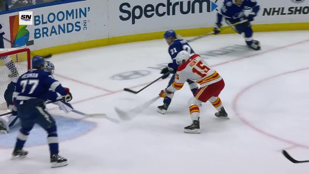 Hunt buries pass from behind net