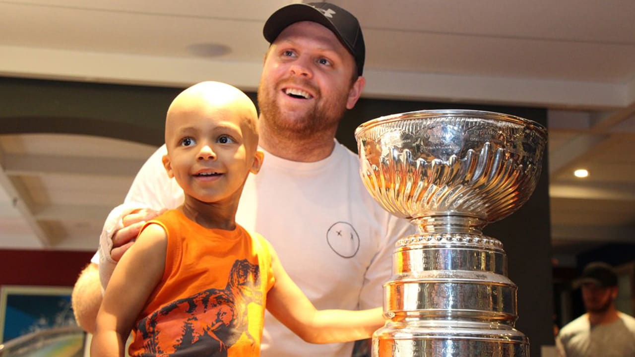 Phil Kessel Visite Un H Pital Torontois Avec La Coupe Lnh Com