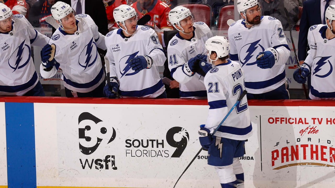 Point tucks in a backhand | NHL.com