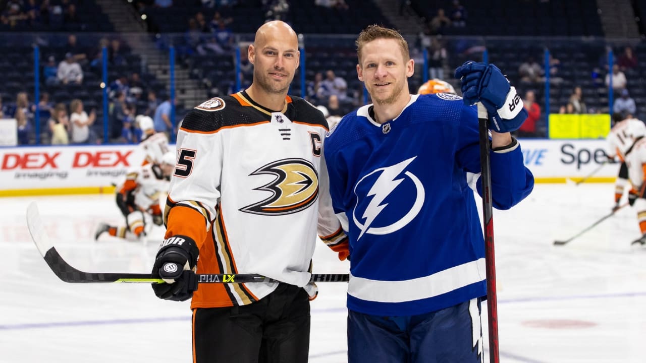 Getzlaf takes opening face-off against longtime Ducks teammate Perry