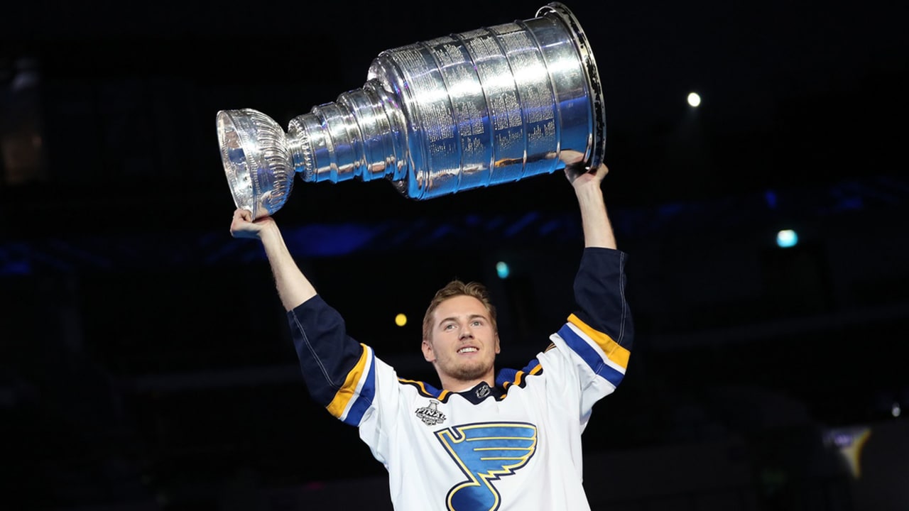 Барбашев показал Кубок Стэнли в Москве | NHL.com