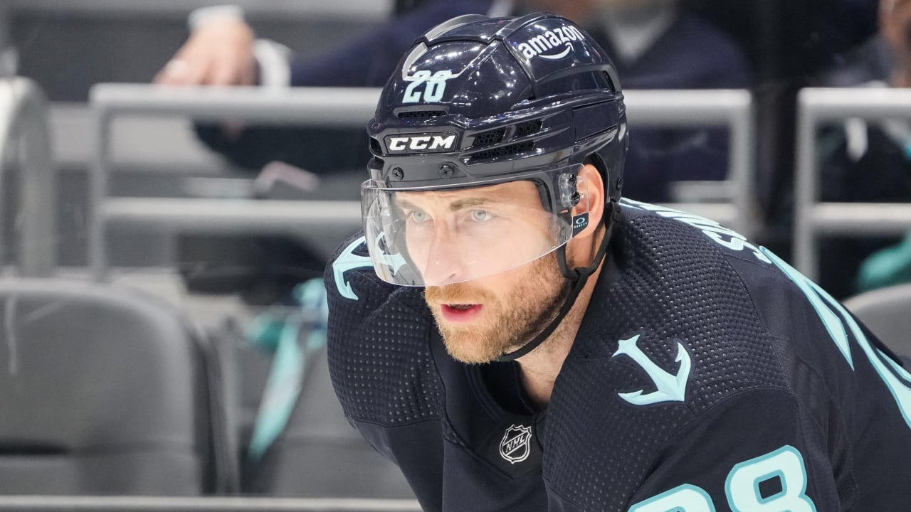 Canucks boost defense with Soucy, Cole