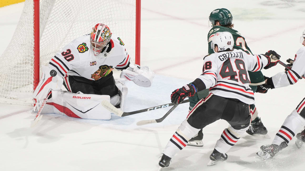 Knight makes 28 saves, Blackhawks hold off Wild 