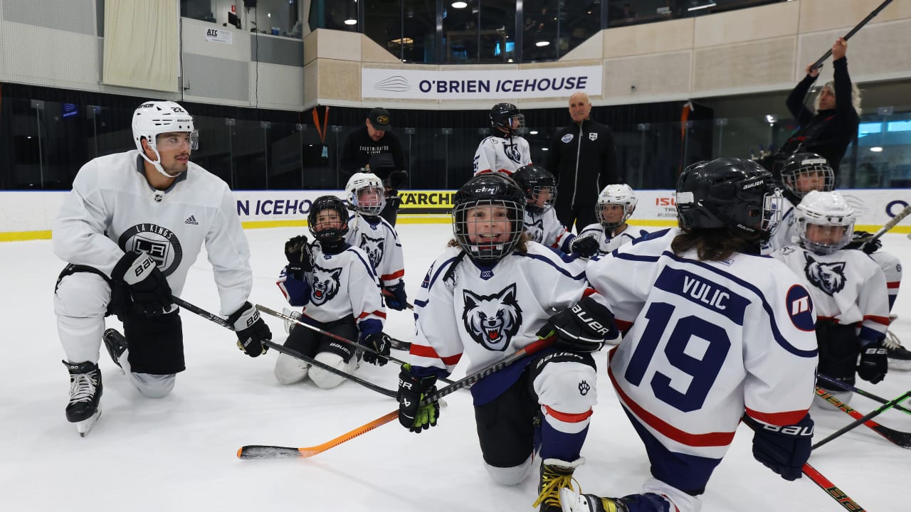 Kings entertain kids with post-practice clinic at Global Series NHL