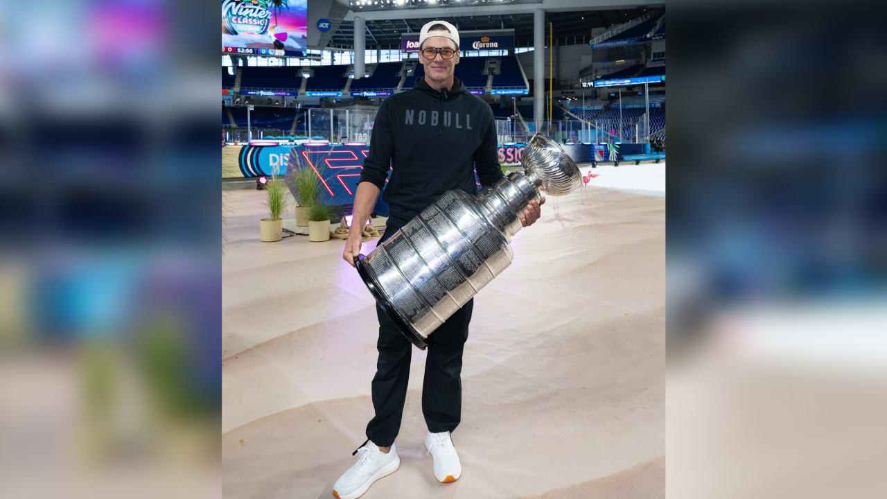 Brady hangs with Stanley Cup before Winter Classic - NHL.com