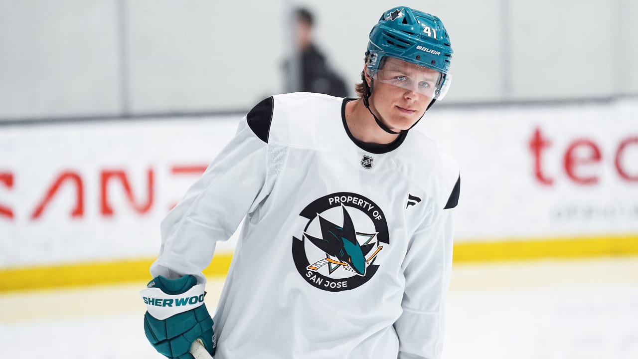 Stenberg signs 3-year, entry-level contract with Sharks