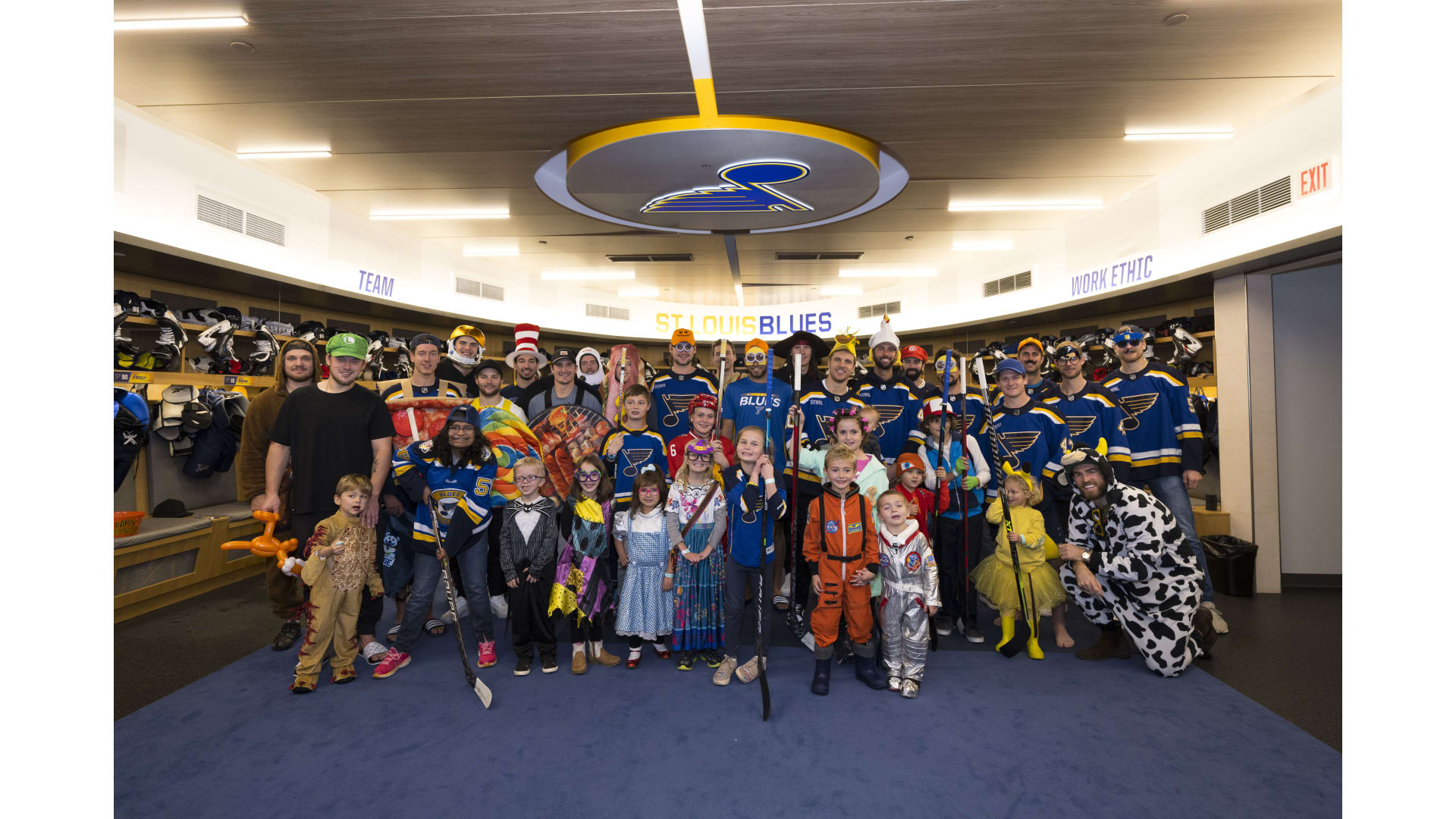 St. Louis Halloween decorations: Family's Blues Stanley Cup theme