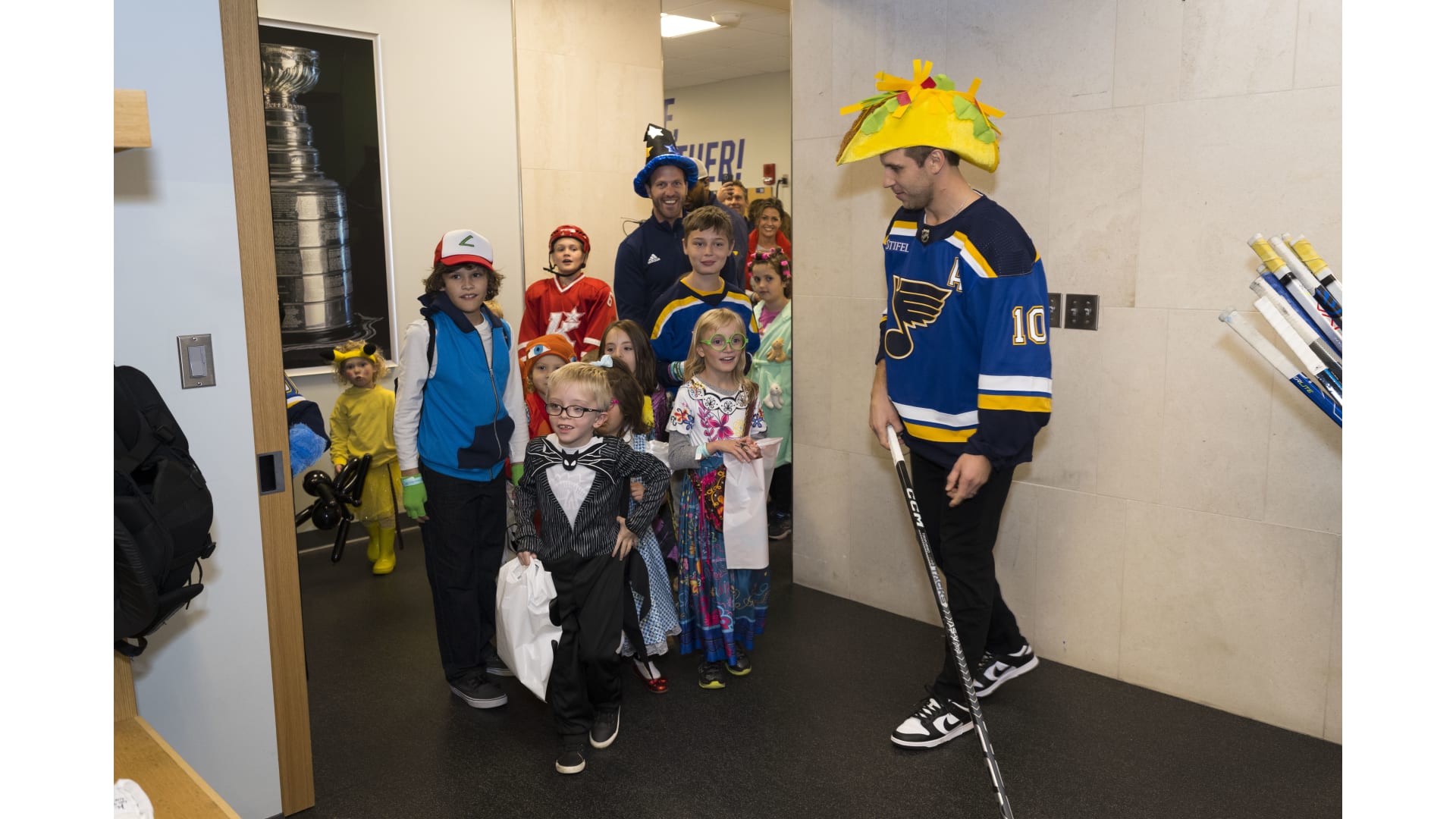 St. Louis Halloween decorations: Family's Blues Stanley Cup theme