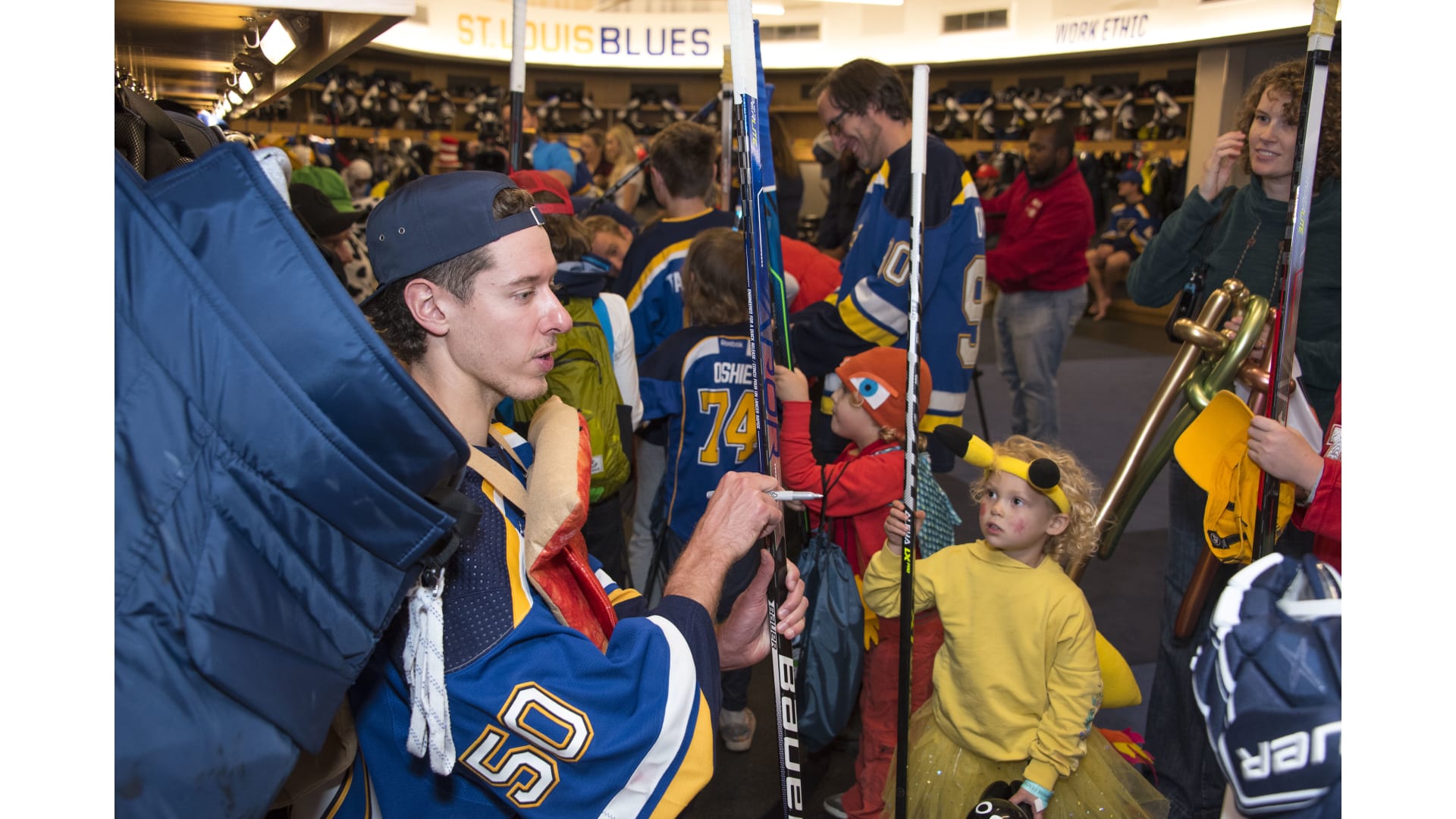 St. Louis Halloween decorations: Family's Blues Stanley Cup theme