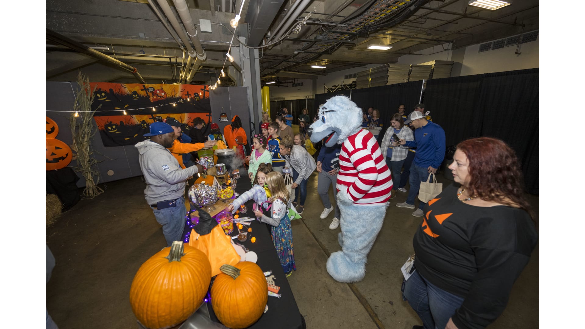 St. Louis Halloween decorations: Family's Blues Stanley Cup theme