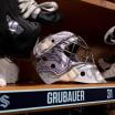 Philipp Grubauer stiftet Maske fuer Hockey Fights Cancer