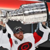 Jordan Staal lyfte Stanley Cup lämnade över den till Frederik Andersen