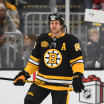 Pastrňák oslavil 100 let Bruins s historickou helmou