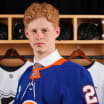 Malte Gustafsson skriver på sitt rookieavtal med New York Islanders