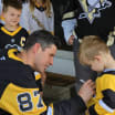 Crosby visite des partisans pour leur remettre leurs abonnements de saison