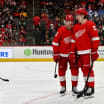 Moritz Seider und Lucas Raymond von den Detroit Red Wings schauen alte Interviews 