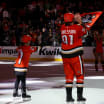 Anaheim Ducks Leo Carlsson tog med sig supporter ut som första stjärna