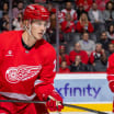 Simon Edvinsson fortsätter ta för sig i Red Wings menar Lucas Raymond