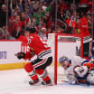 Blackhawks se aferran a la ventaja cuatro veces y derrotan a los Islanders