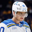 Brayden Schenn passe des Blues aux Islanders