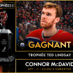 McDavid surpris sur le terrain de golf avec le trophée Ted-Lindsay
