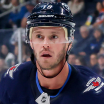 Jonathan Toews debutuje za Winnipeg Jets 