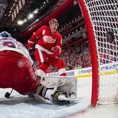 Larkin's shootout goal lifts Red Wings to 4th straight win