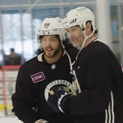 Letang wears mullet wig gushes over Jagr at Penguins practice