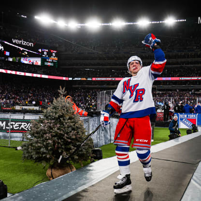 Panarin caps off dramatic finish for Rangers in Stadium Series