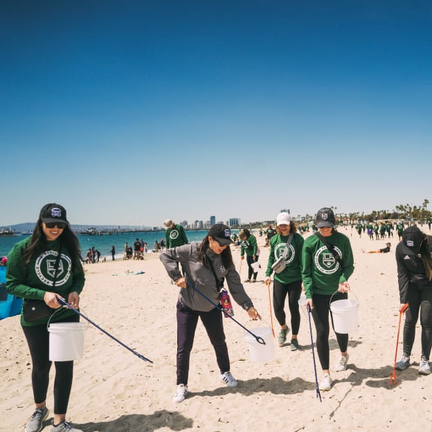 Freeway Faceoff Beach Clean Up