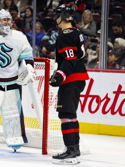 Tim Stuetzle gewinnt Duell gegen Philipp Grubauer 